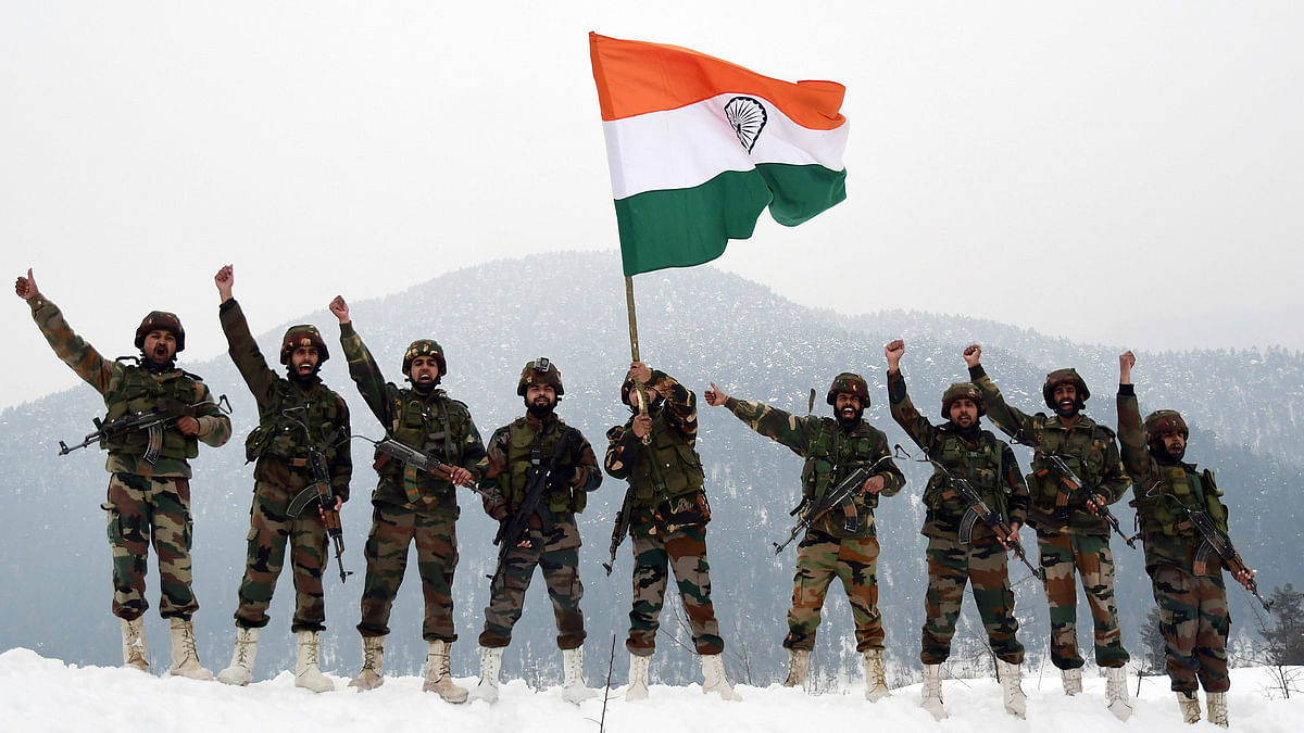 indian-army-waving-flag-ztlox60xnrvfvbmx